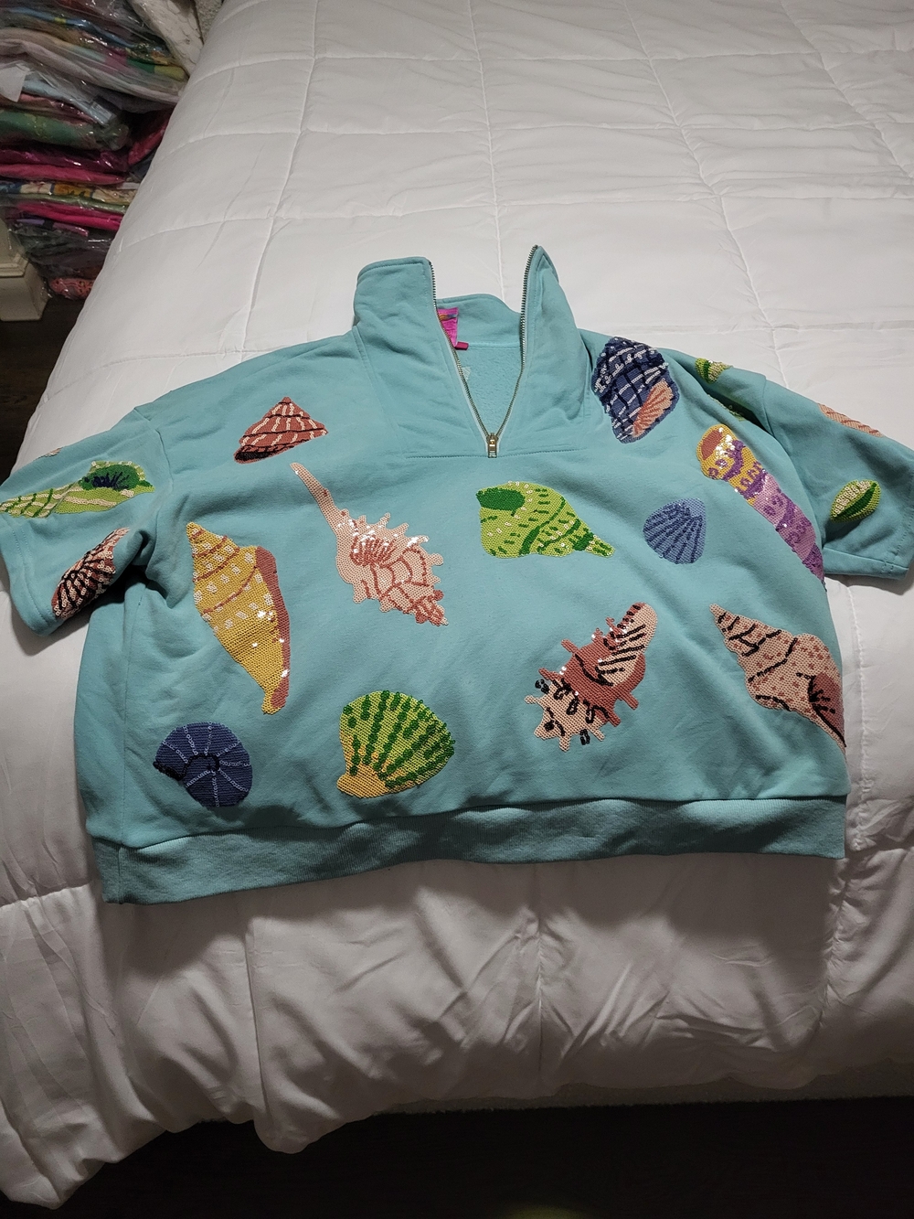 Beautiful QUEEN OF SPARKLES Sea Shell Embroidered short sleeve sweatshirt